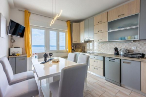 Charmantes Apartment nur 650 Meter zum Sandstrand mit zwei privaten Balkonen und Meerblick